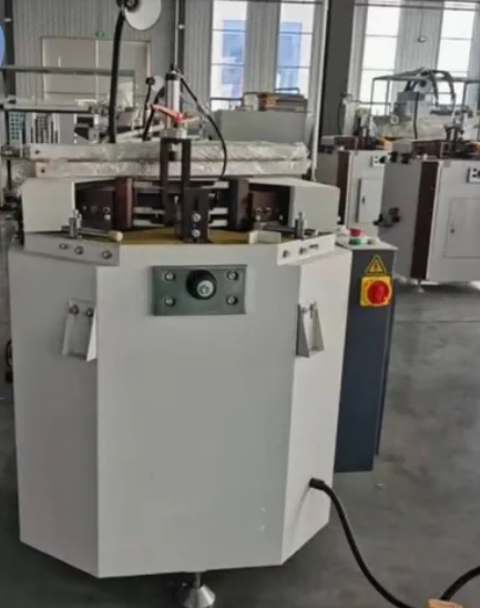 100 mm ašmenų eiga × 3500 mm rėmo talpa, didelės apkrovos vienos galvutės aliuminio lango durų kampų užspaudimo mašina