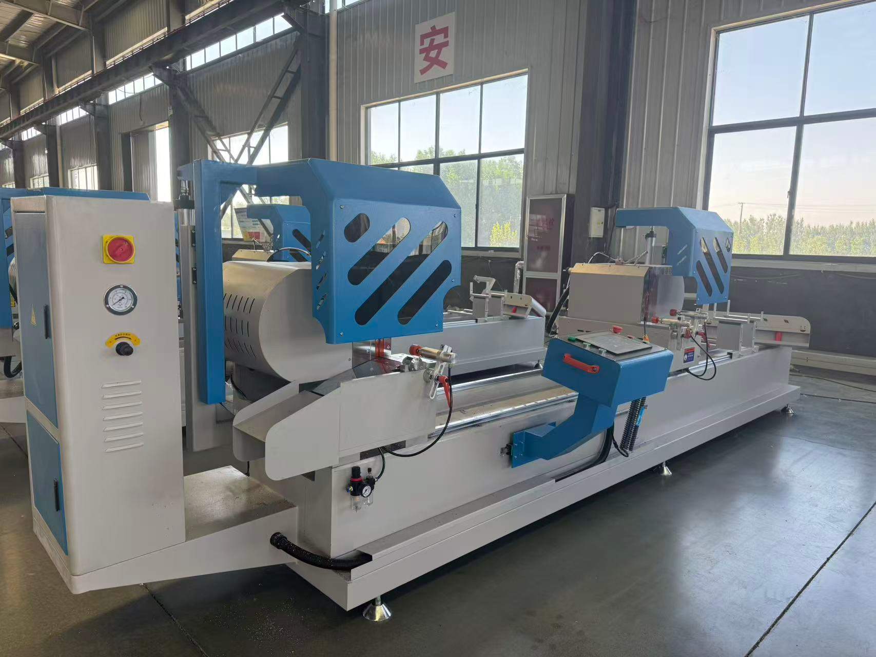 450 mm CNC dvigubos galvutės vidinis pasukamas tikslumo pjovimo pjūklas (45°/90°)