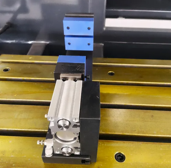 4M CNC apdirbimo centras su automatiniu įrankių keitikliu (ATC)