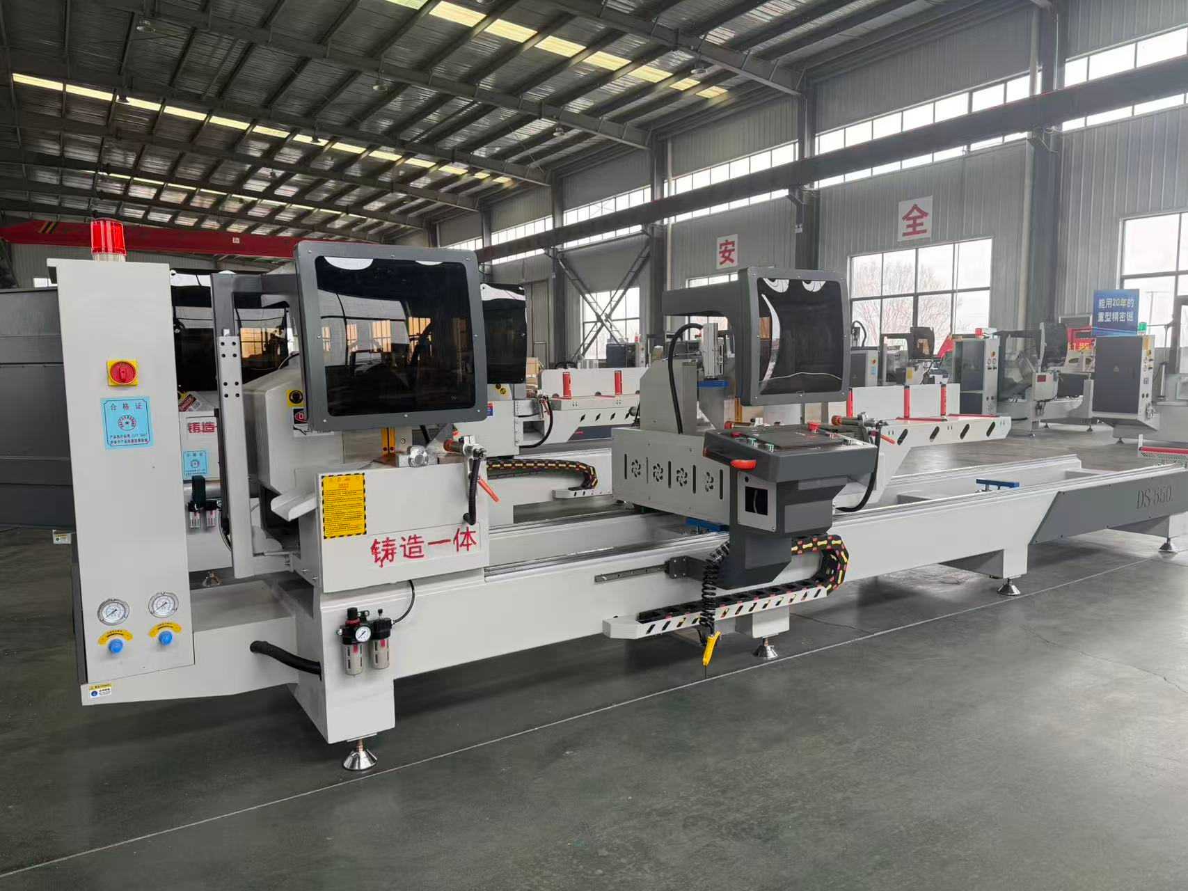 550 CNC vidinis pasukamas 45 laipsnių ir 90 laipsnių tikslumo pjūklas