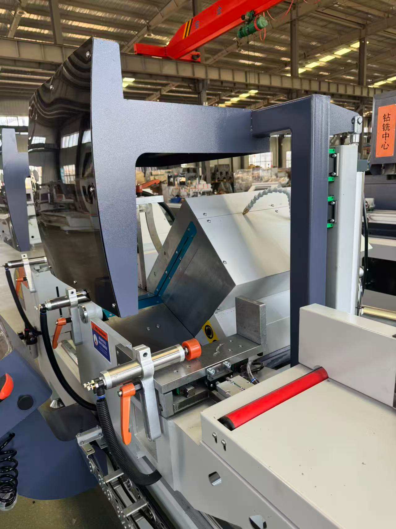 550 CNC į išorę pasukamas didelės apimties gamybos įstrižinis pjūklas, 45°/90°