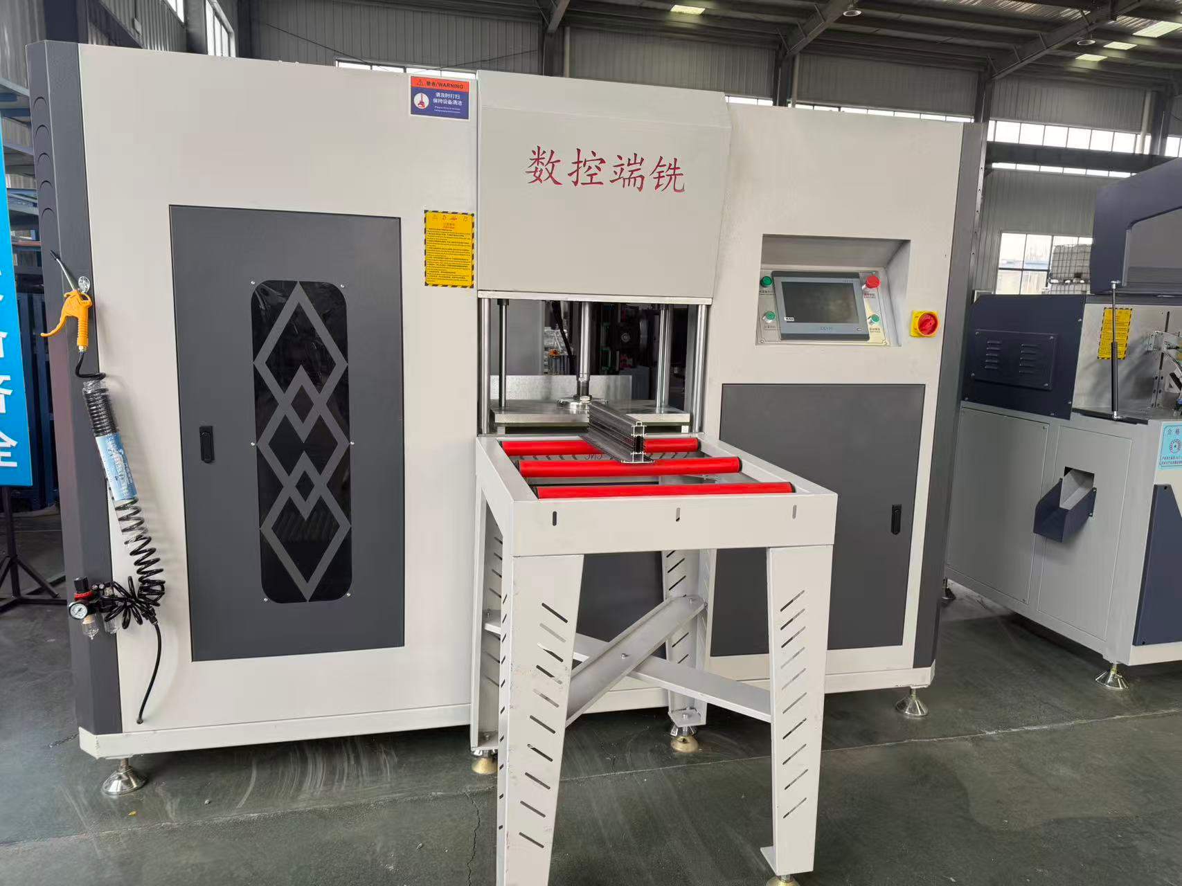 Didelio tikslumo 3 + 2 ašių CNC galinis frezavimas specialios formos aliuminio profiliams